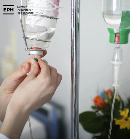 Врач готовит капельницу
